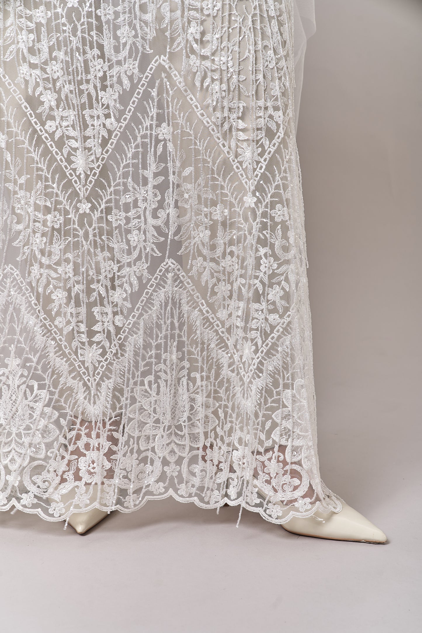 S0676 TUL BORDADO CON FLECOS, CANUTILLOS Y LENTEJUELAS TRANSPARENTES
