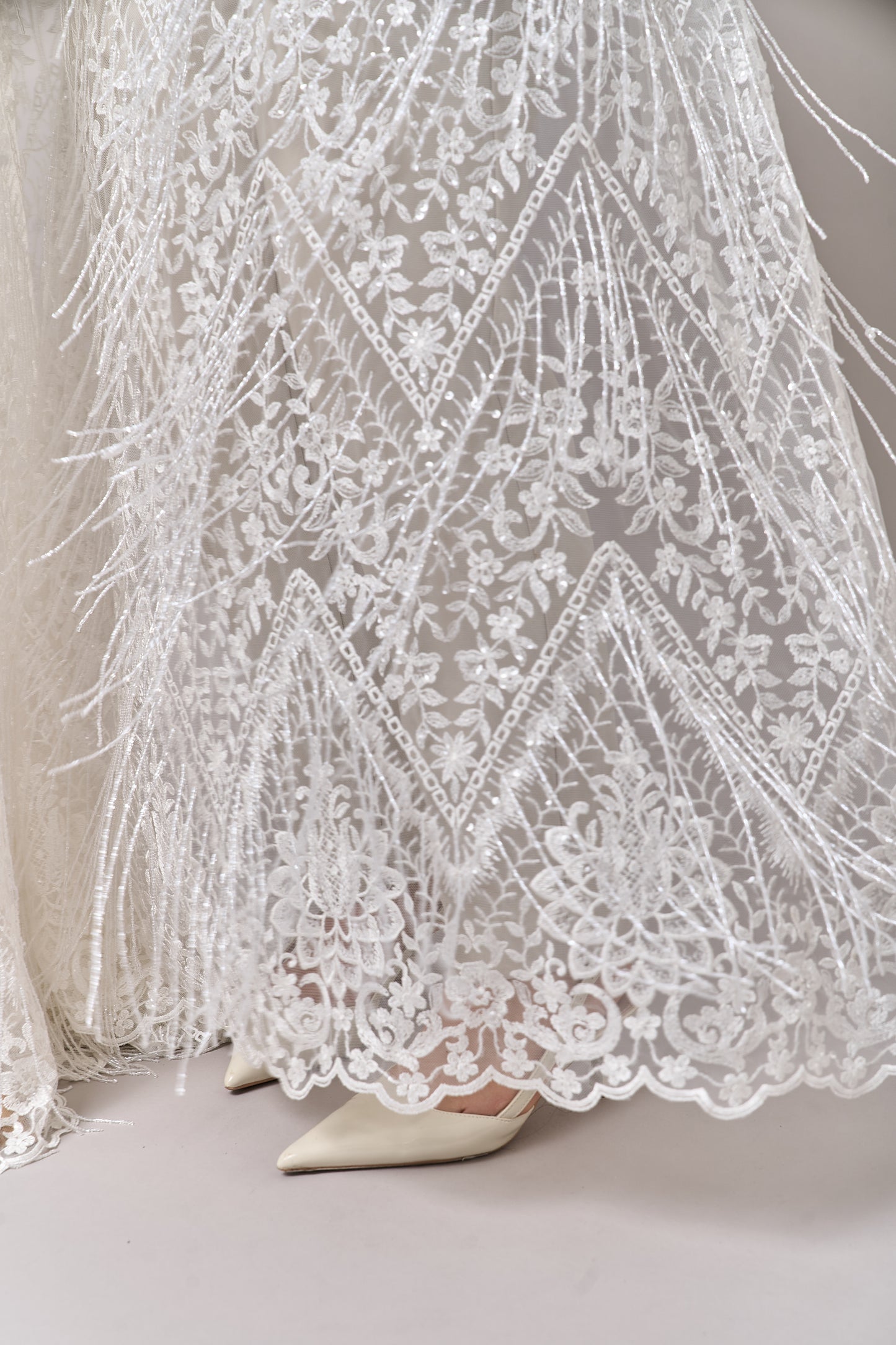 S0676 TUL BORDADO CON FLECOS, CANUTILLOS Y LENTEJUELAS TRANSPARENTES