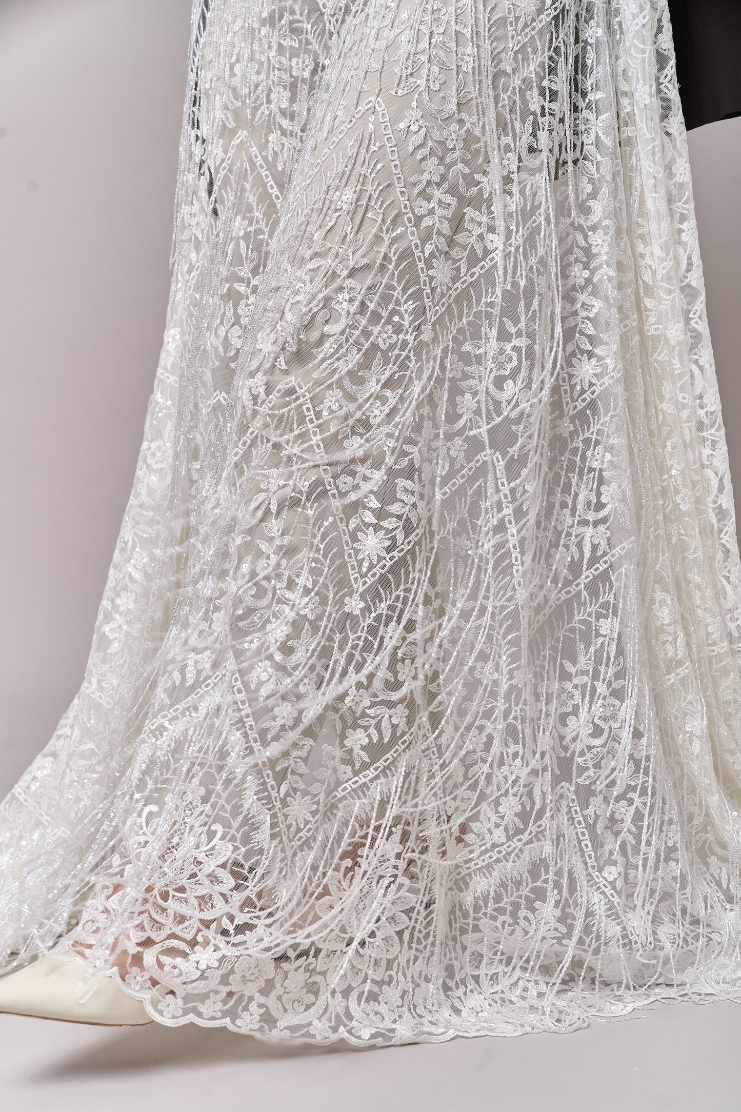 S0676 TUL BORDADO CON FLECOS, CANUTILLOS Y LENTEJUELAS TRANSPARENTES