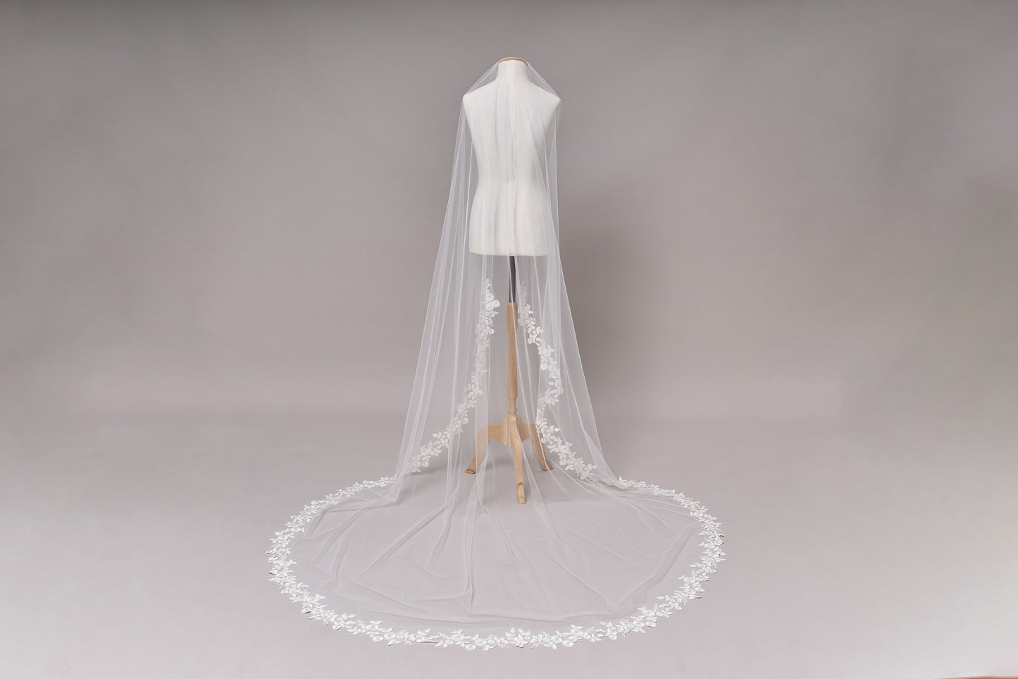 S0675 VELO CON CANUTILLOS OFF WHITE Y LENTEJUELAS